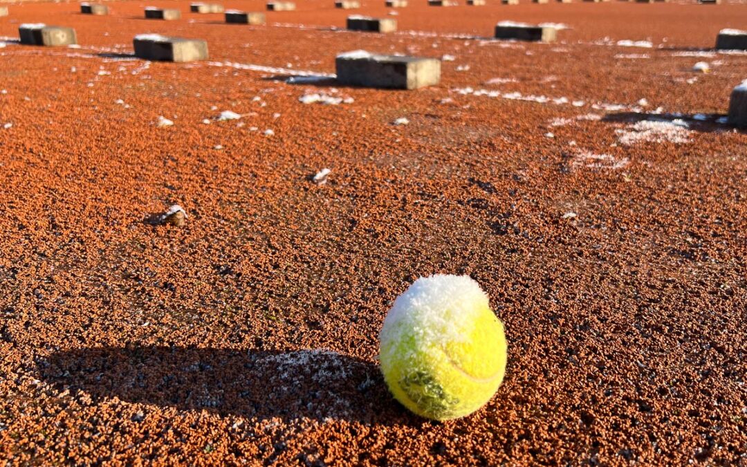 Tennisball mit Schnee