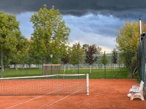 Tennisplatz mit Wolken